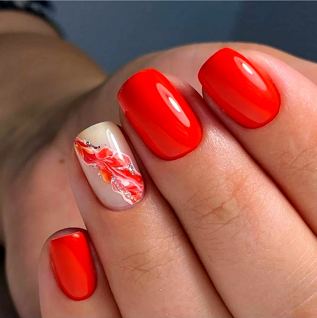 Ярко-красный маникюр