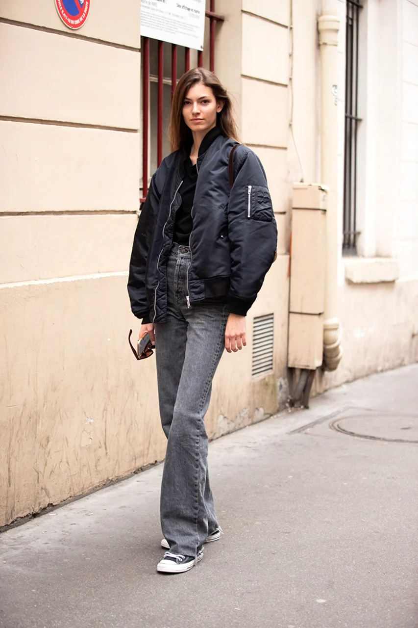 Джинсы клеш с кроссовками