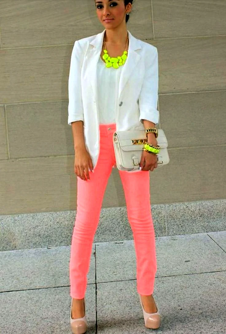 Розовый пиджак и белые брюки