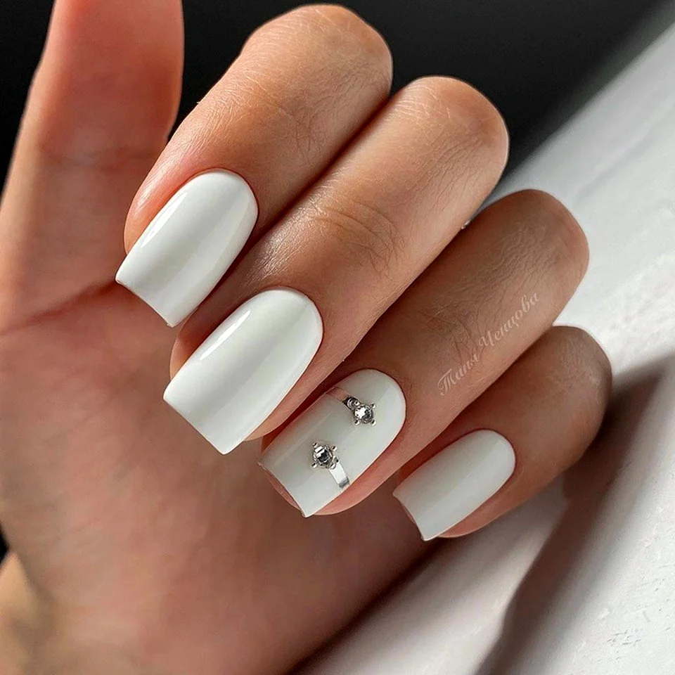 Ногти белые квадратные короткие