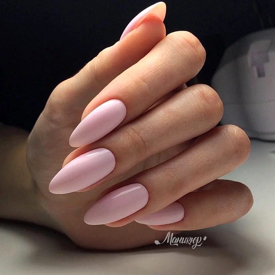 Розовый маникюр миндальной