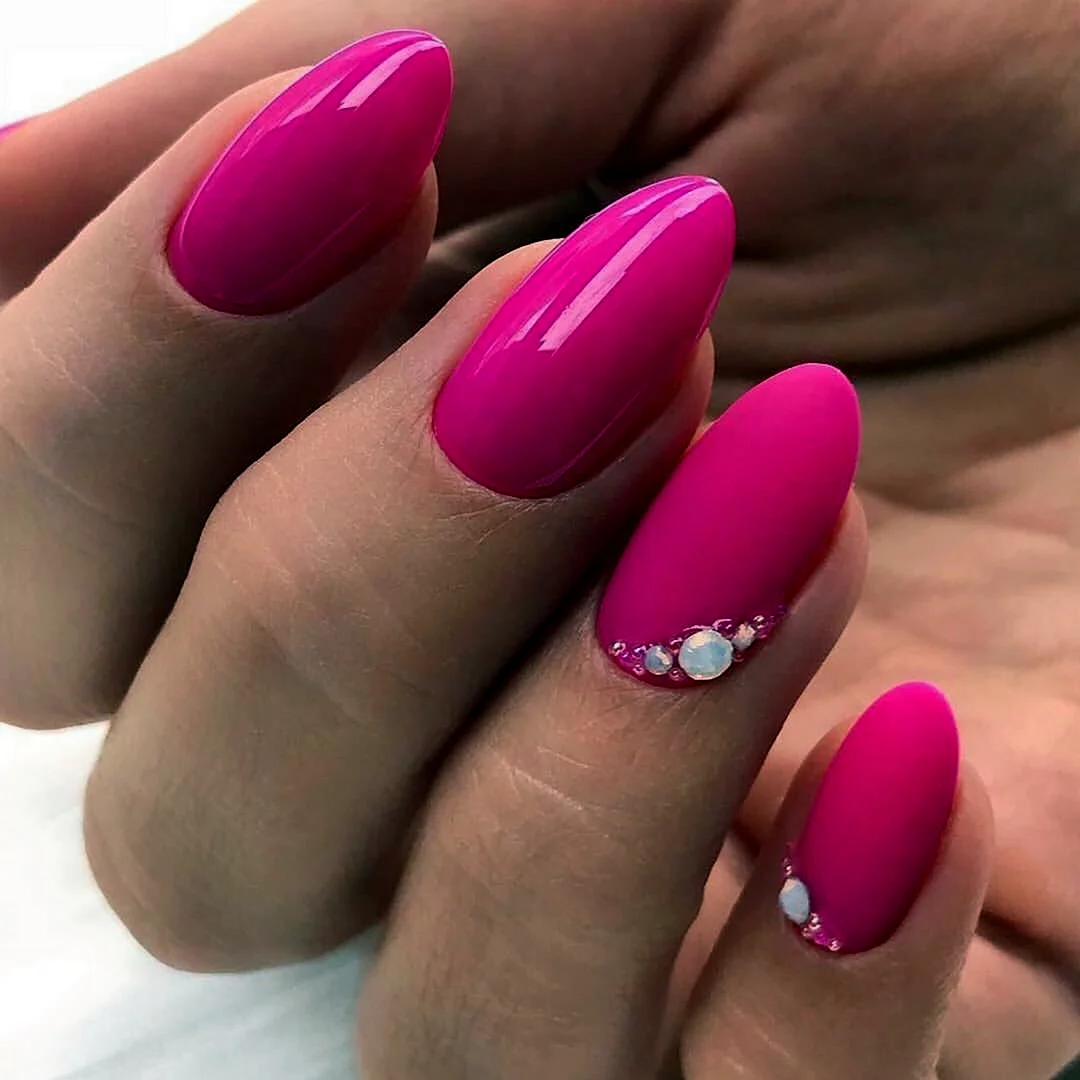 Яркие розовые ногти