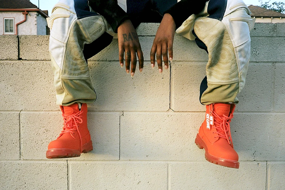 Лук с оранжевыми ботинками