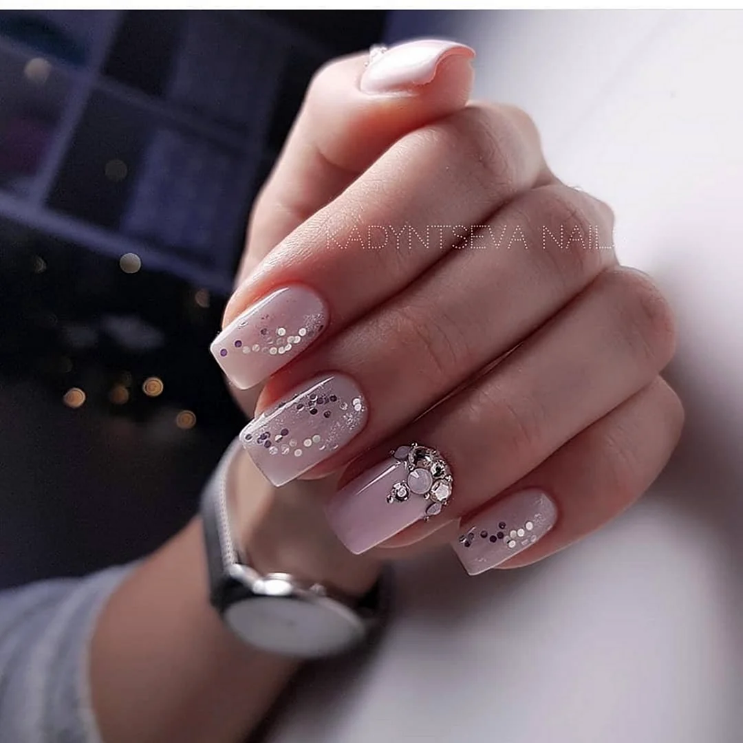 Зимний маникюр на квадратные ногти