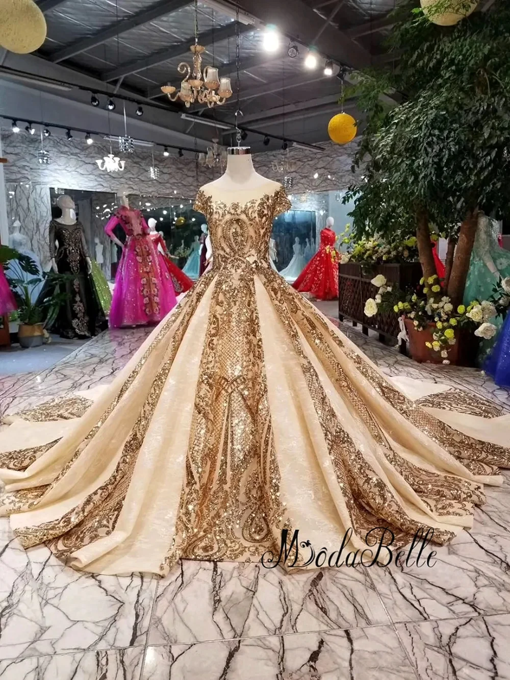 Золотое пышное платье