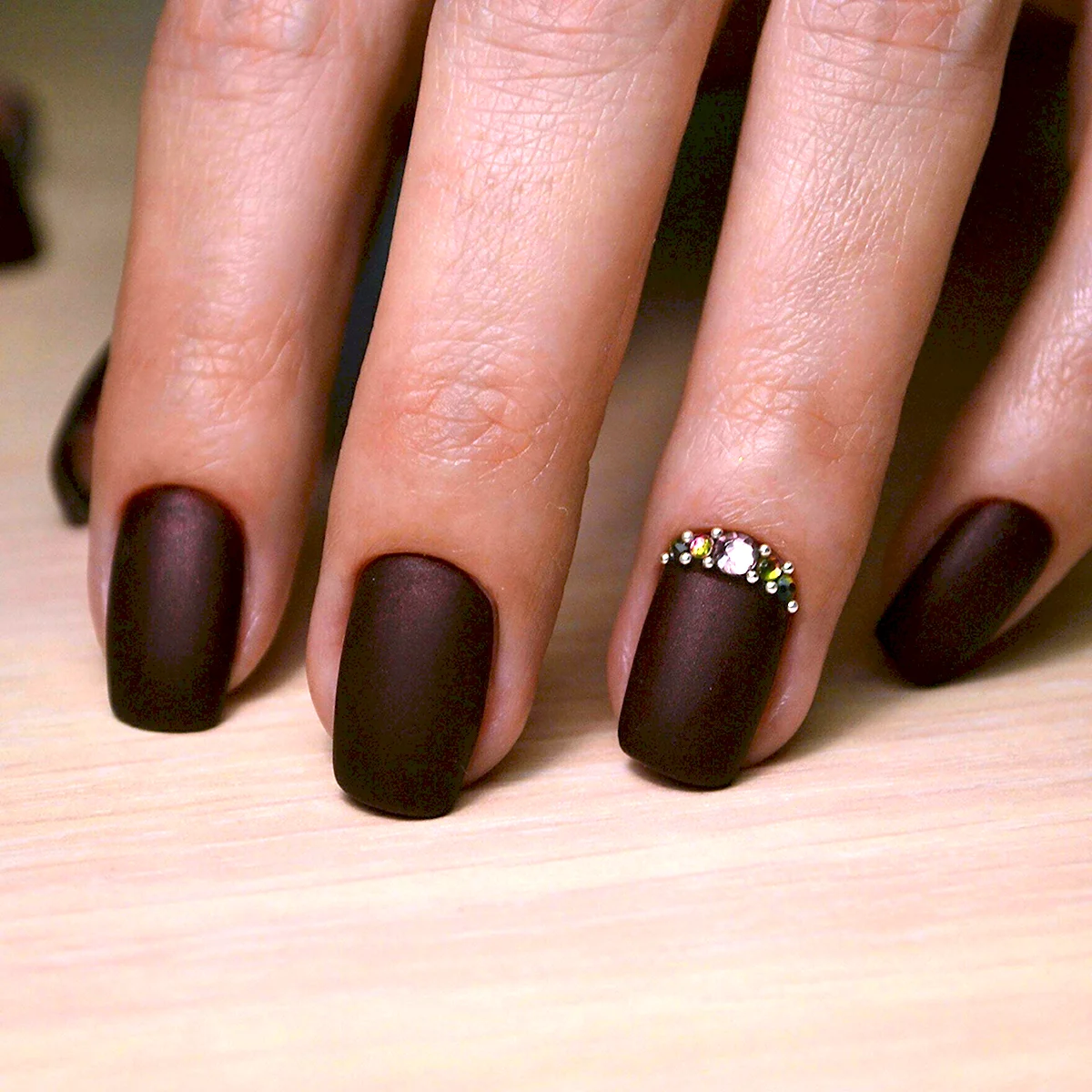 Коричневый маникюр