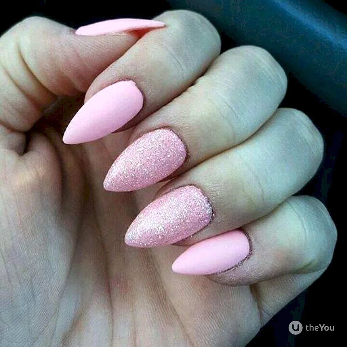 Маникюр розовый с шиммером на миндаль