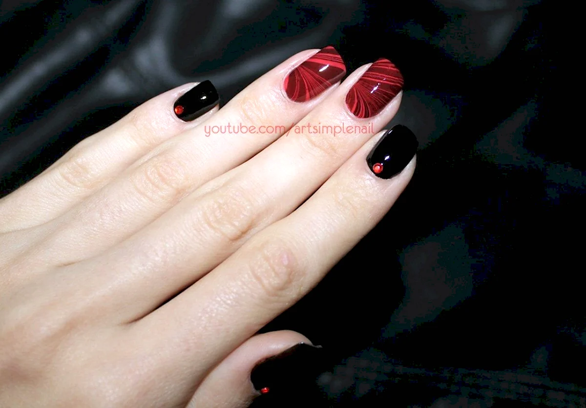 Маникюр красный с черным