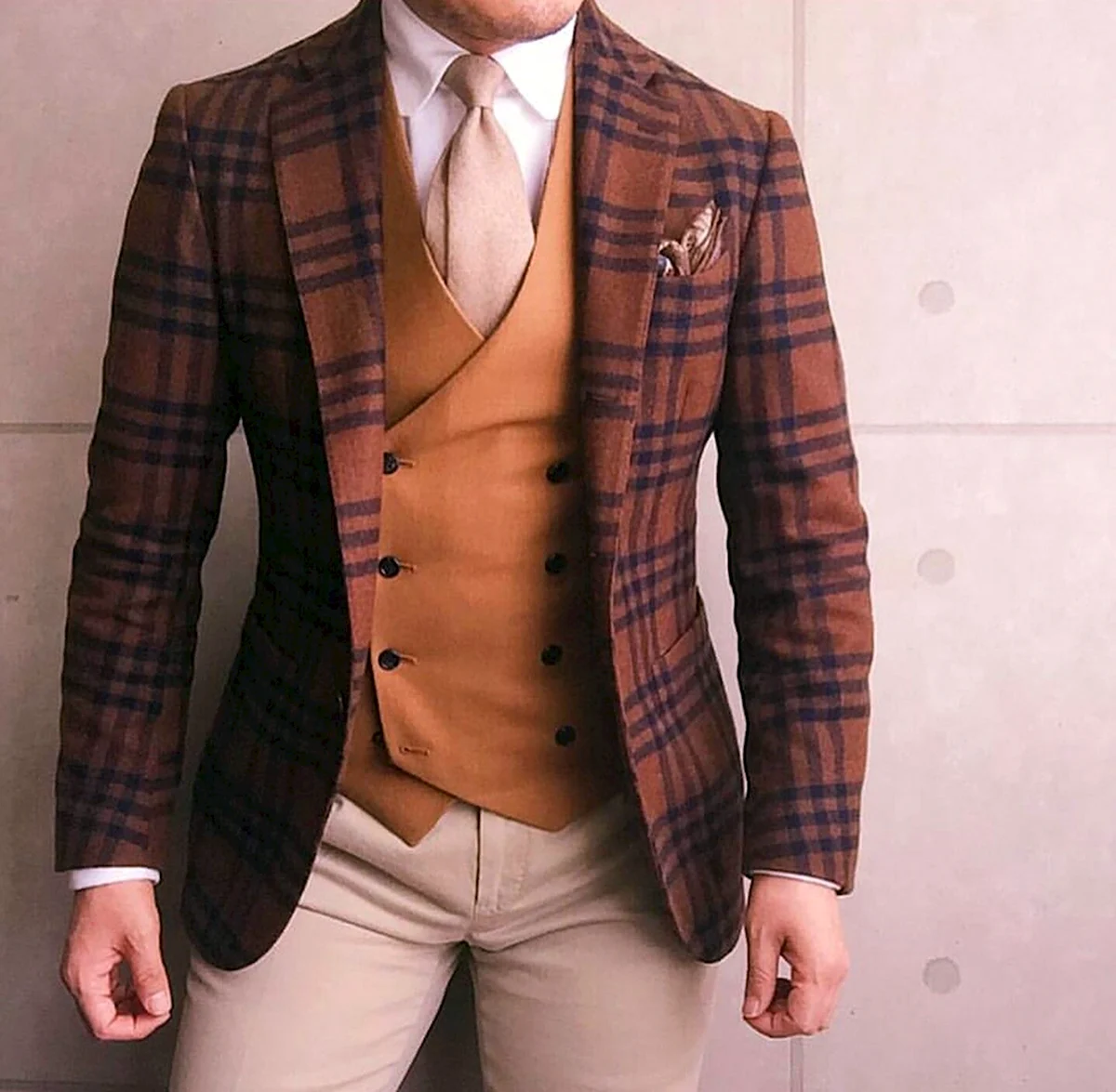 Коричневый костюм мужской в клетку с чем носить
