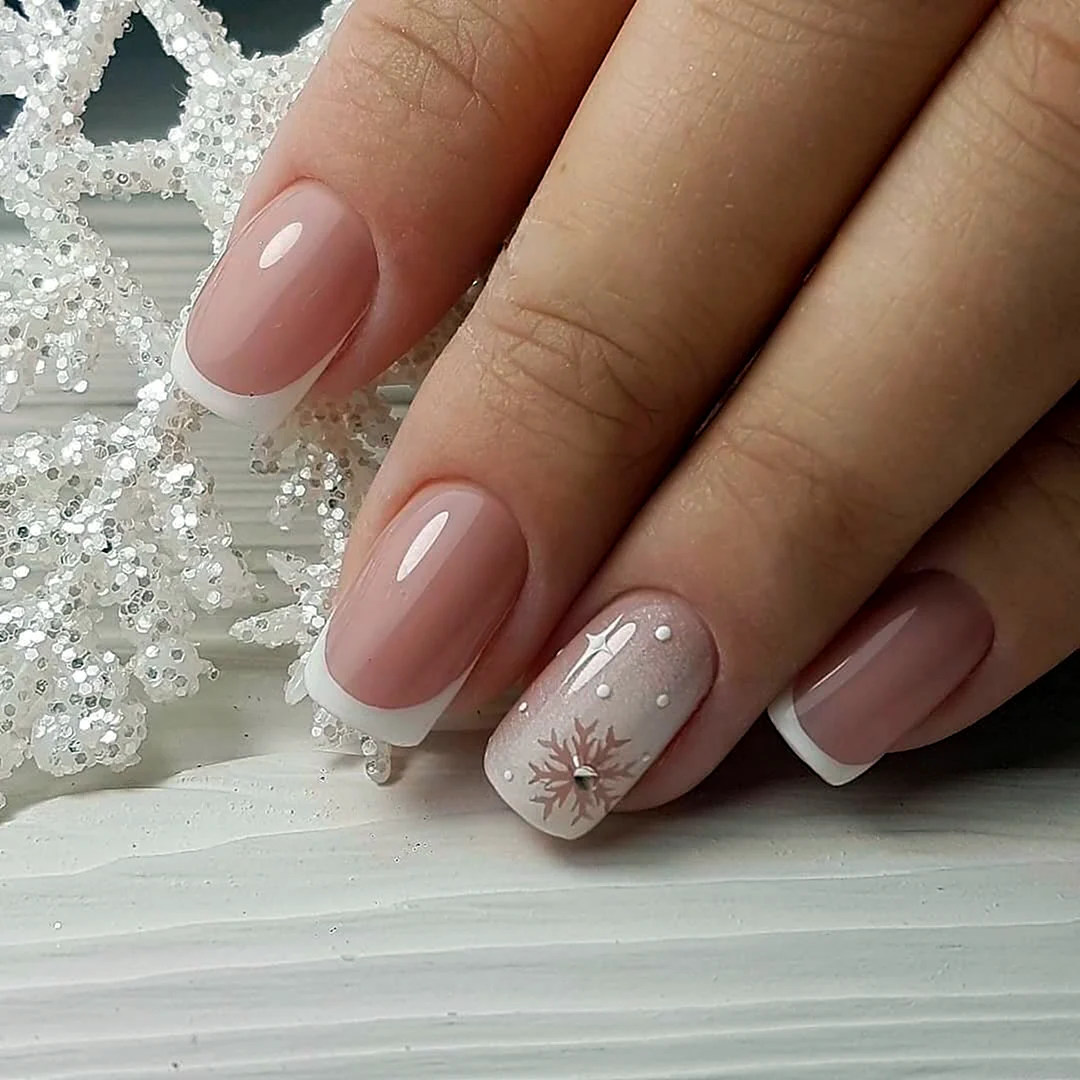 Французский маникюр в светлых тонах