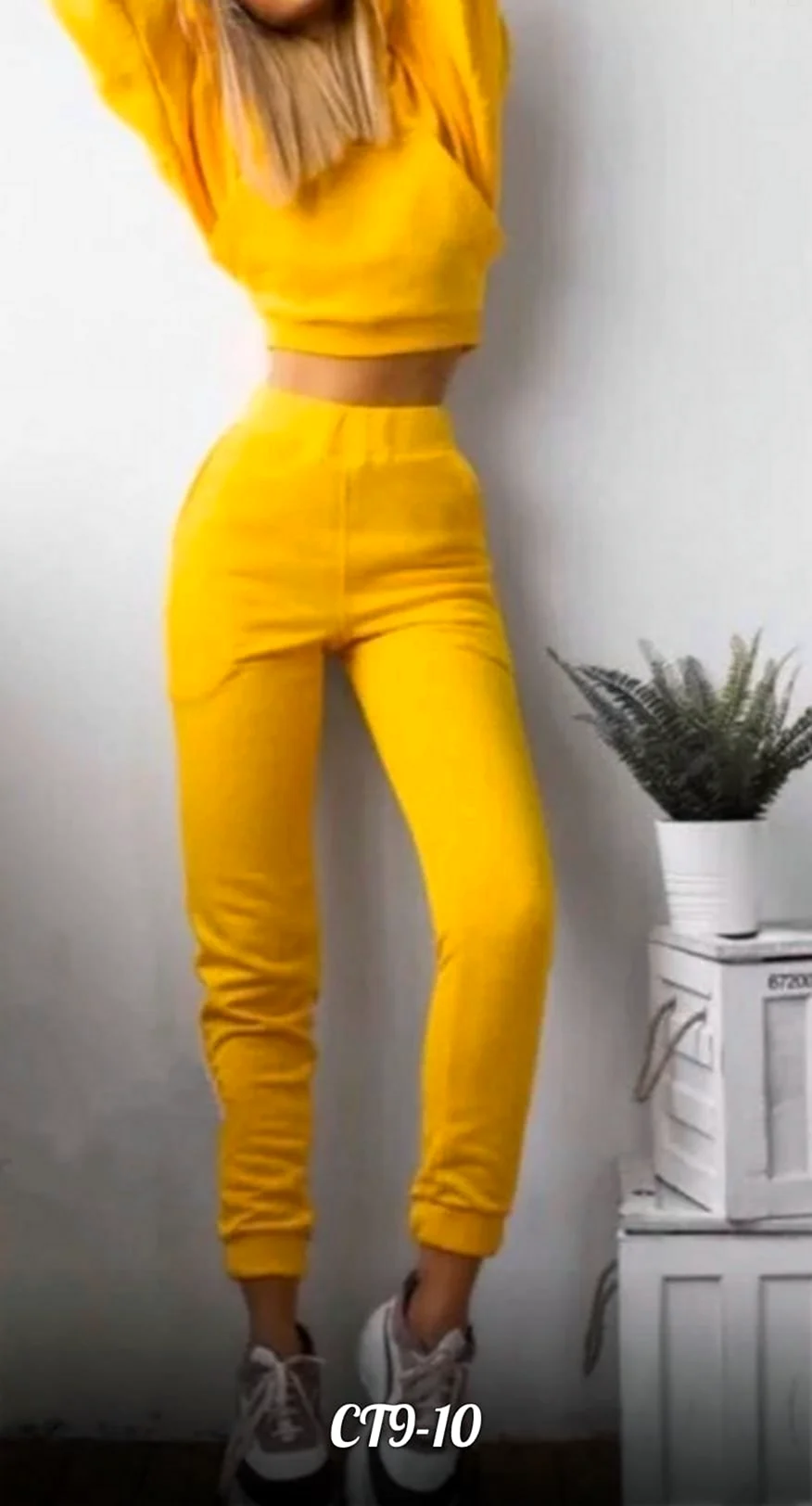 Секси блондинка в желтом костюме спортивном