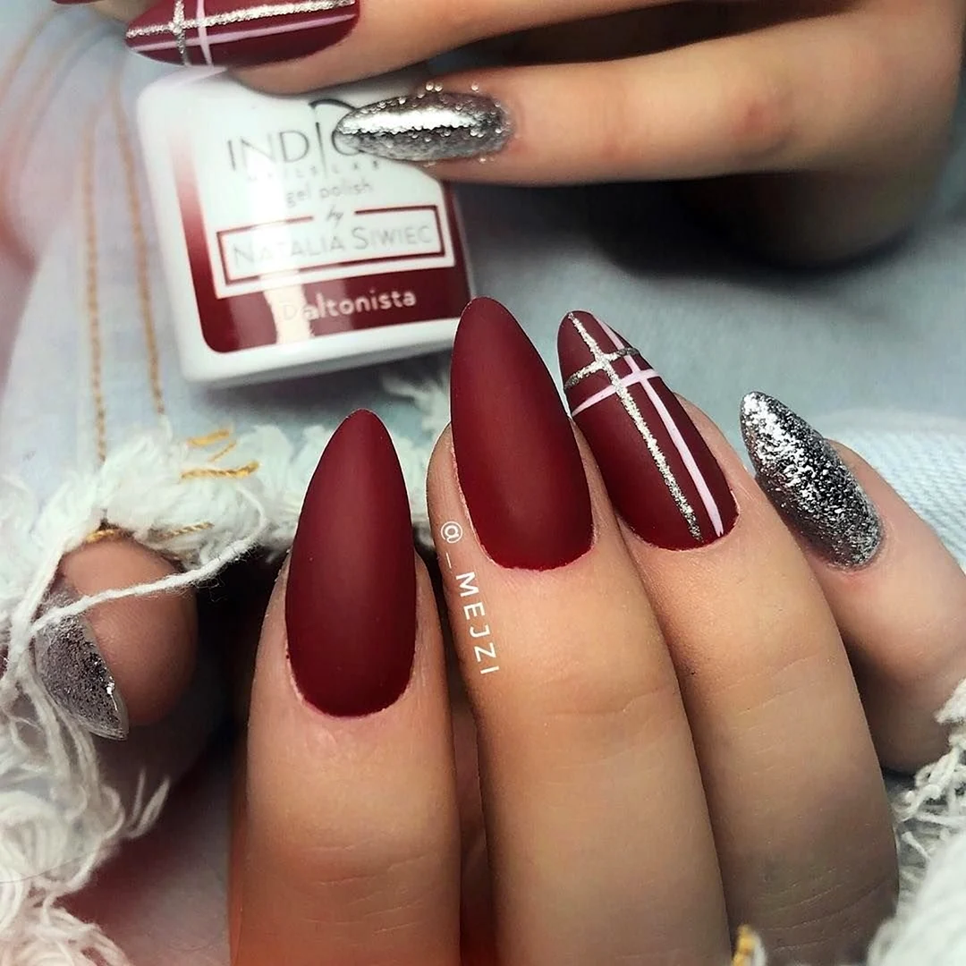 Бордовый маникюр с полосками