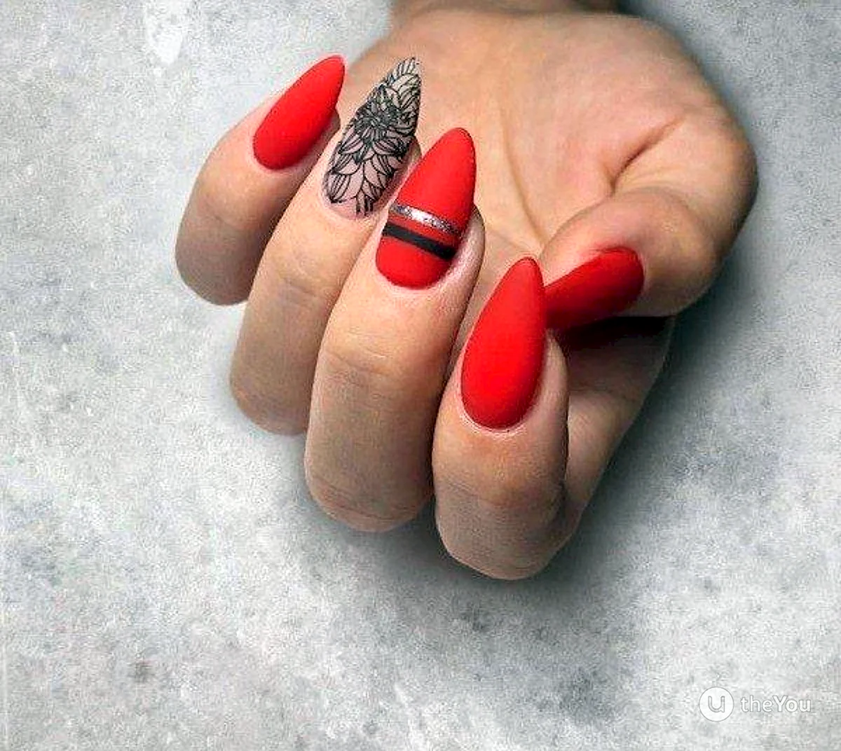 Красный матовый маникюр 2022 миндаль