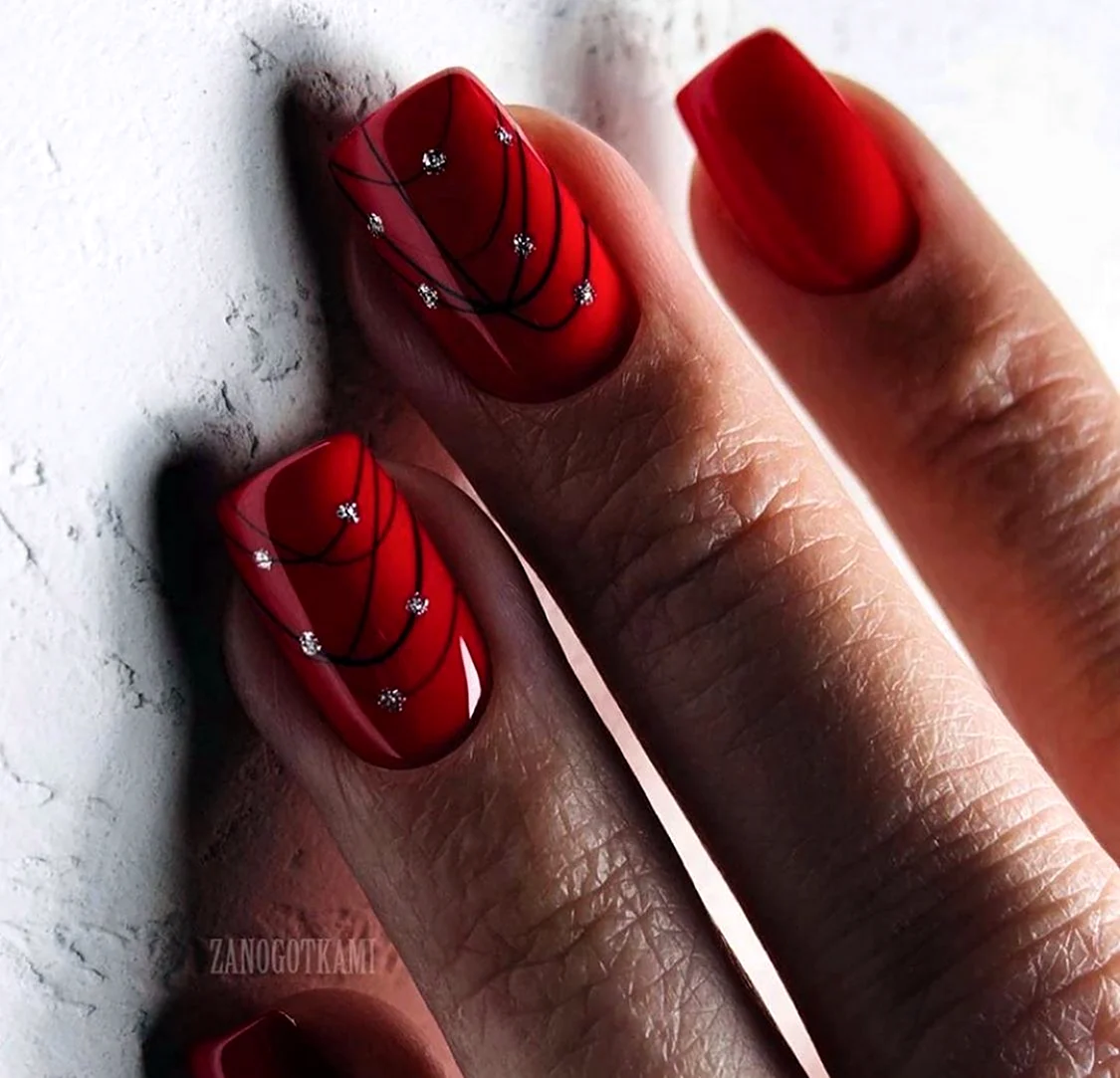 Красный маникюр на короткие ногти квадратной