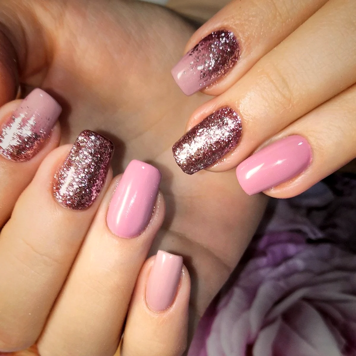 Ногти розовые с блестками