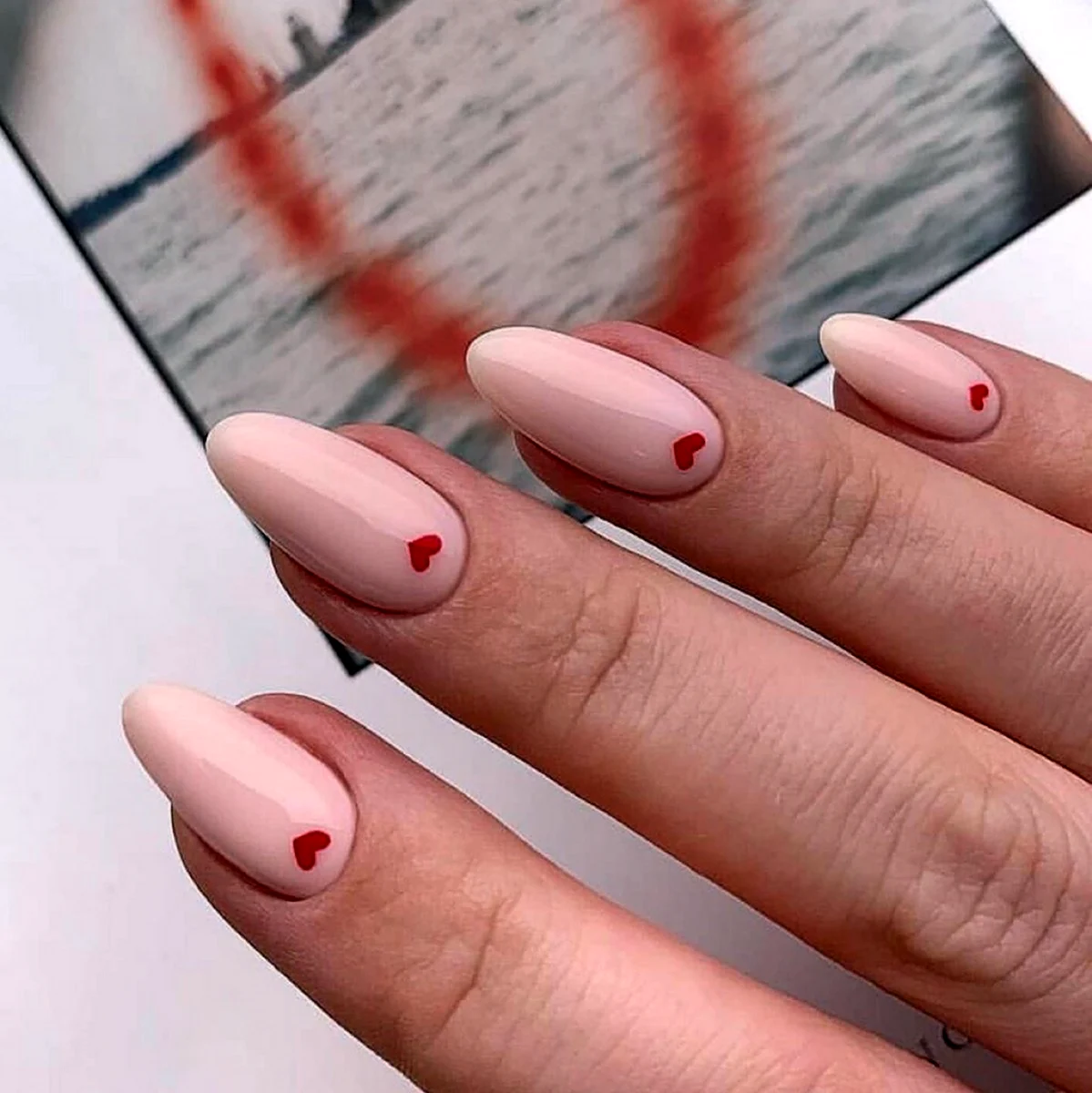 Нюдовый маникюр с сердечками