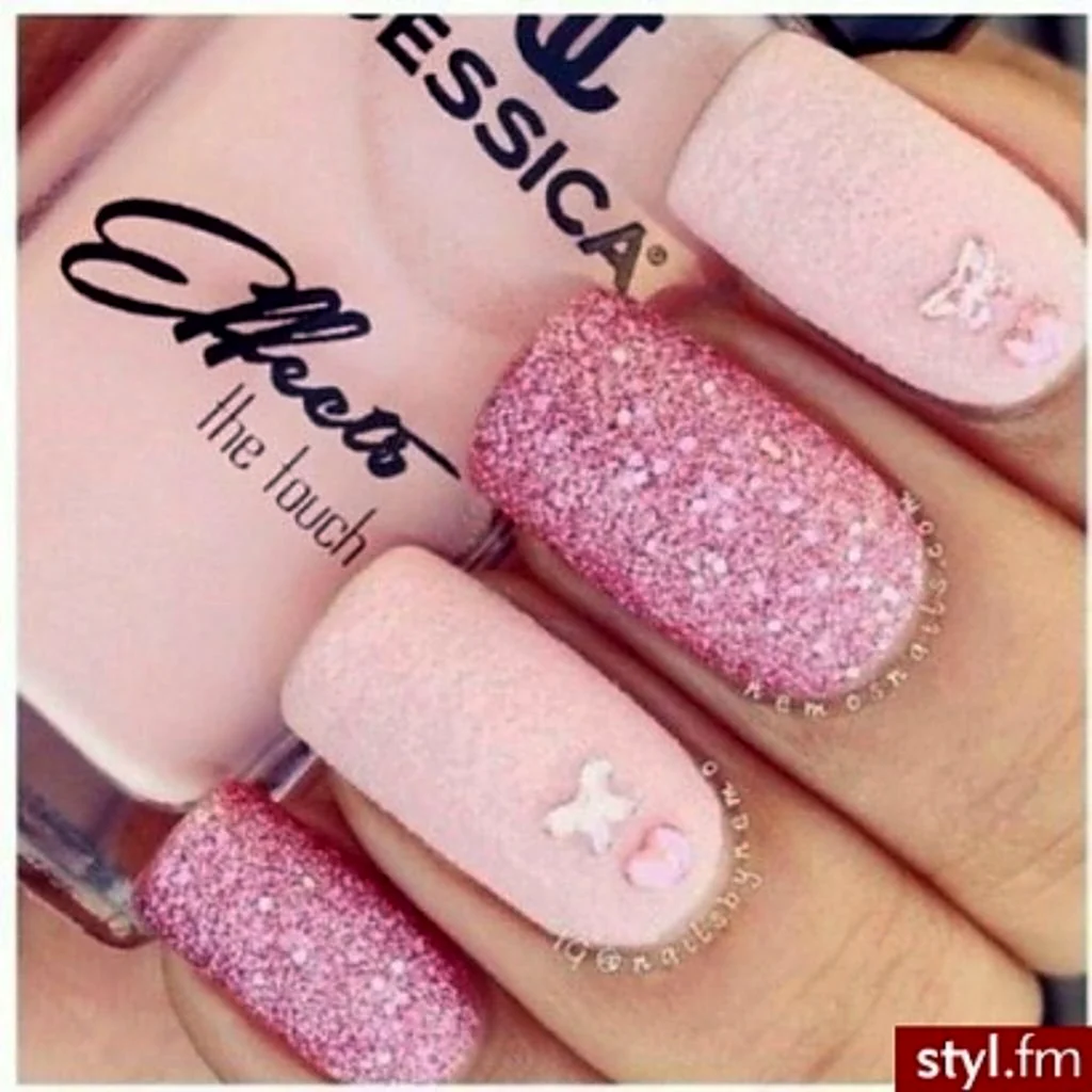 Розовый матовый маникюр с блестками