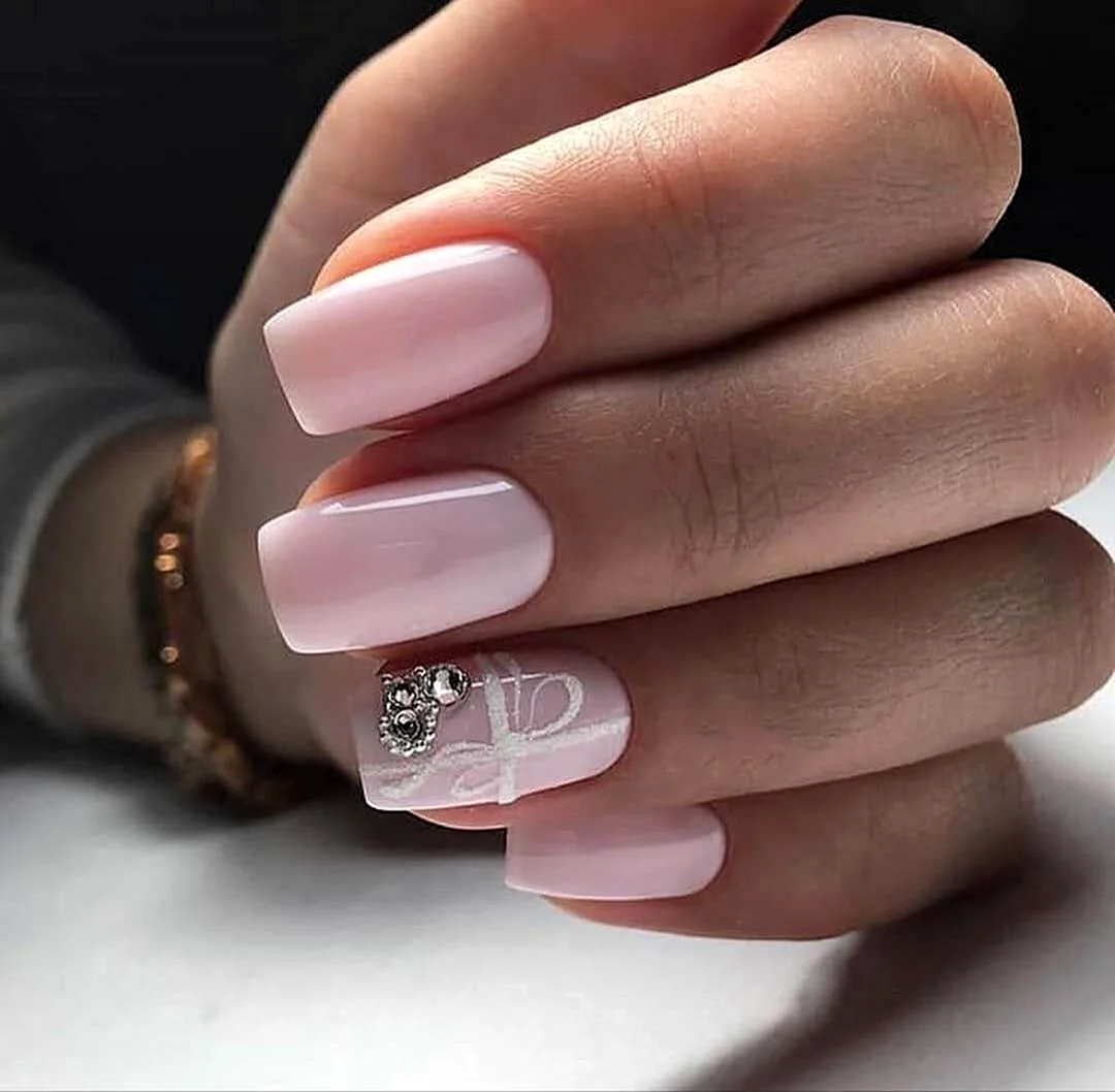 Маникюр бледнорозрвый