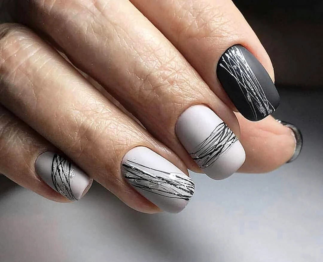 Маникюр с паутинкой