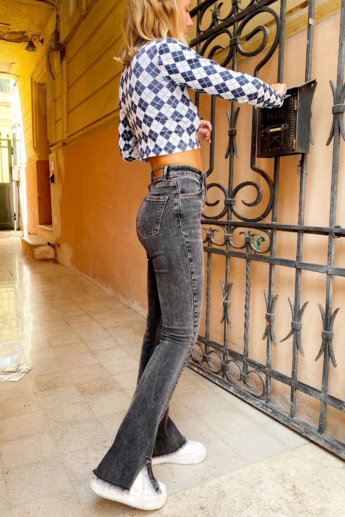 Джинсы с разрезами