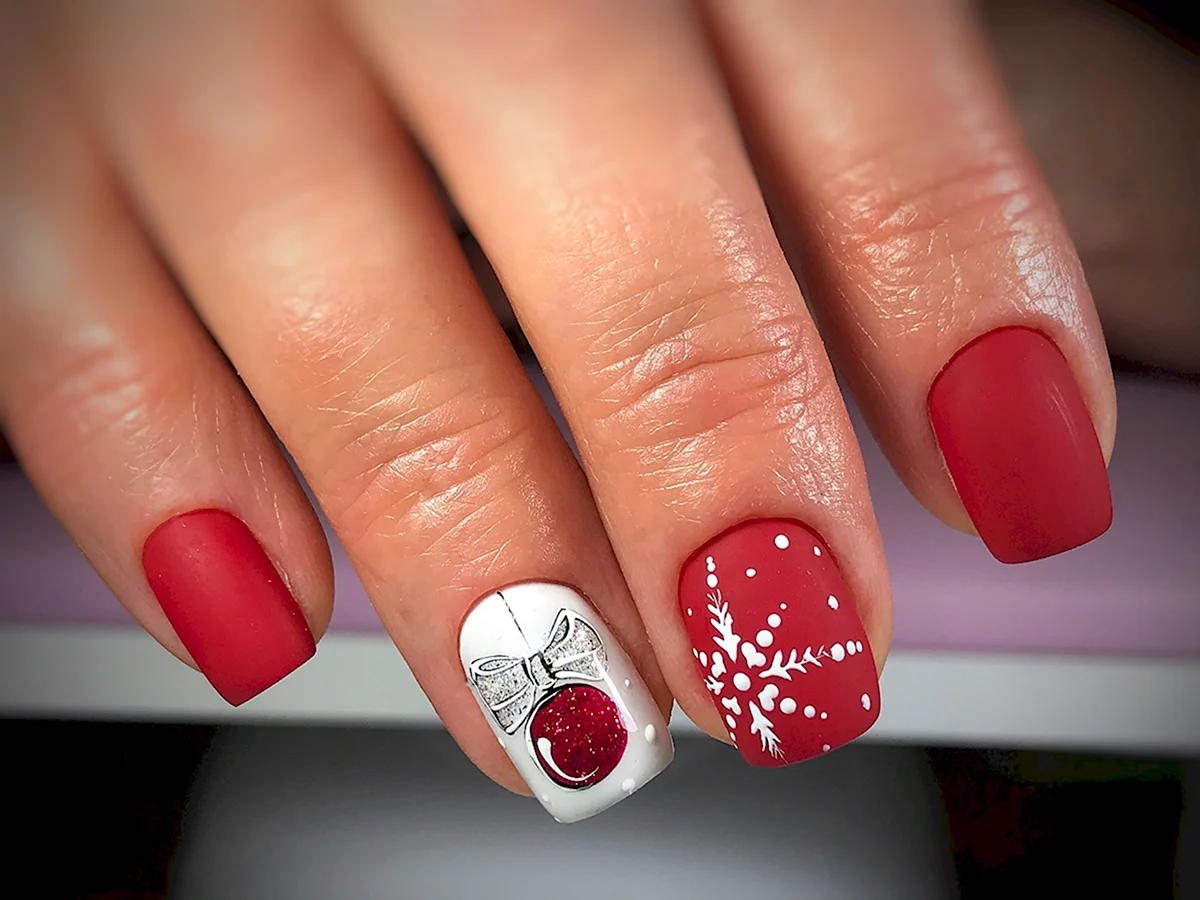 Маникюр на короткие ногти красный с белым