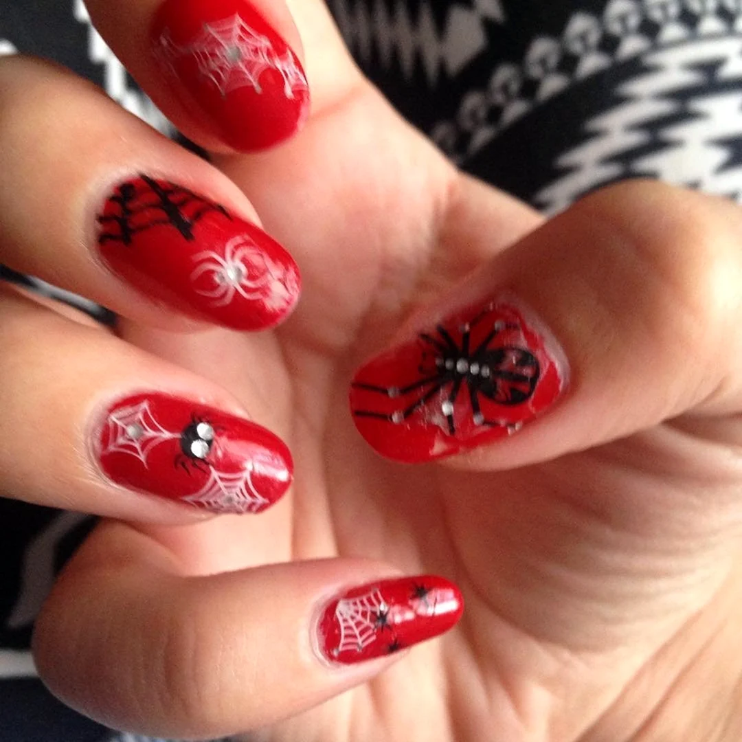 Красный маникюр с паутиной