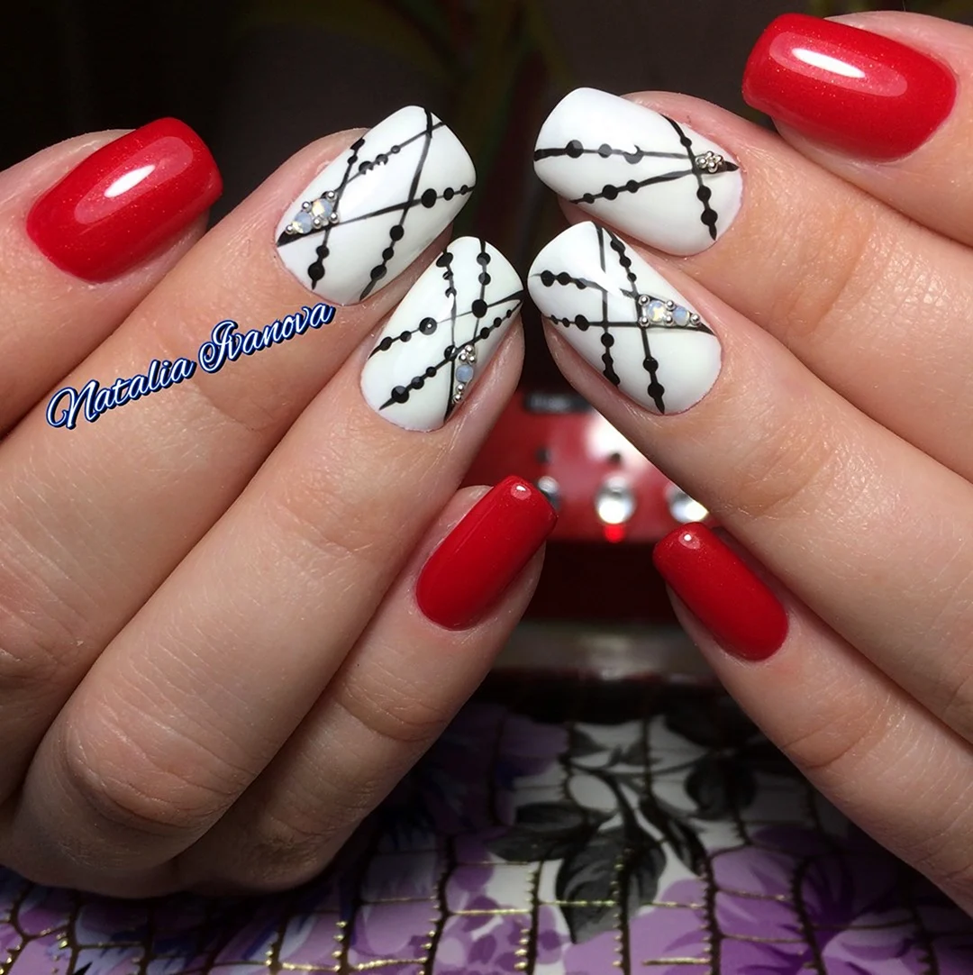Маникюр красный с белым геометрия