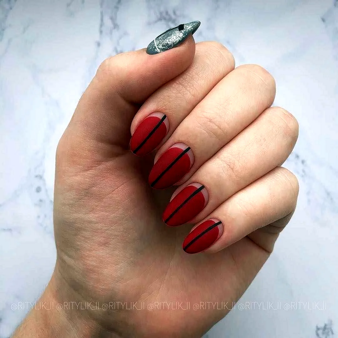 Красные ногти с чёрной паутинкой