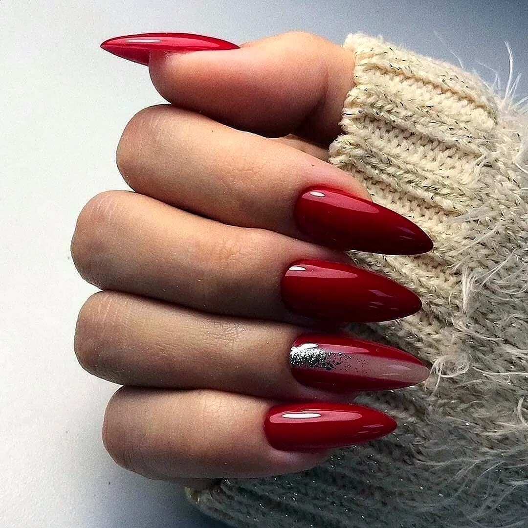 Красные ногти 2022 миндаль