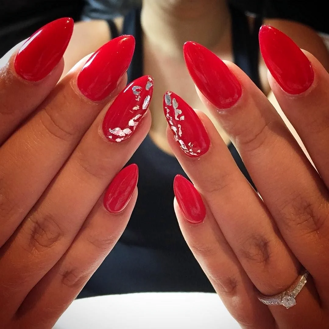 Красные ногти миндаль