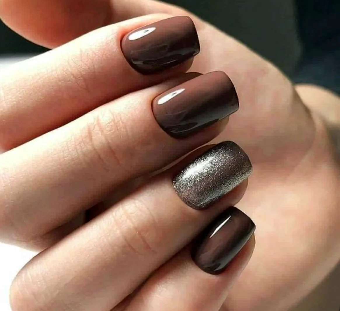 Коричневый маникюр