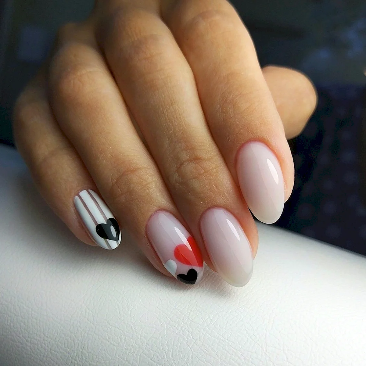 Маникюр молочный с красным