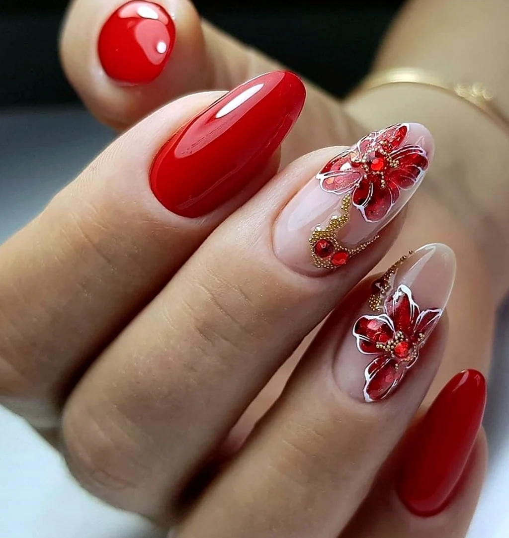 Красный маникюр с цветами