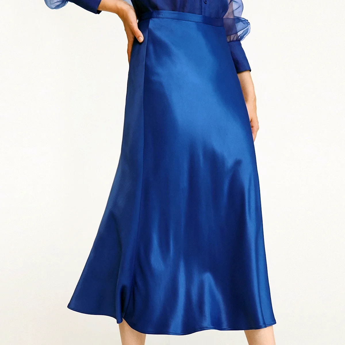 Синяя атласная юбка