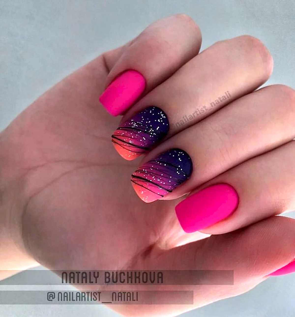 Ярко-розовый маникюр с паутинкой