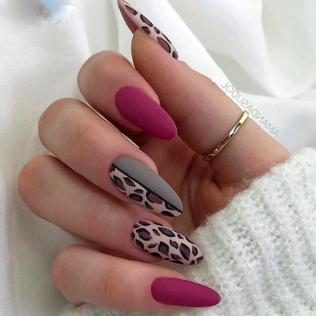 Маникюр леопард матовый с розовым