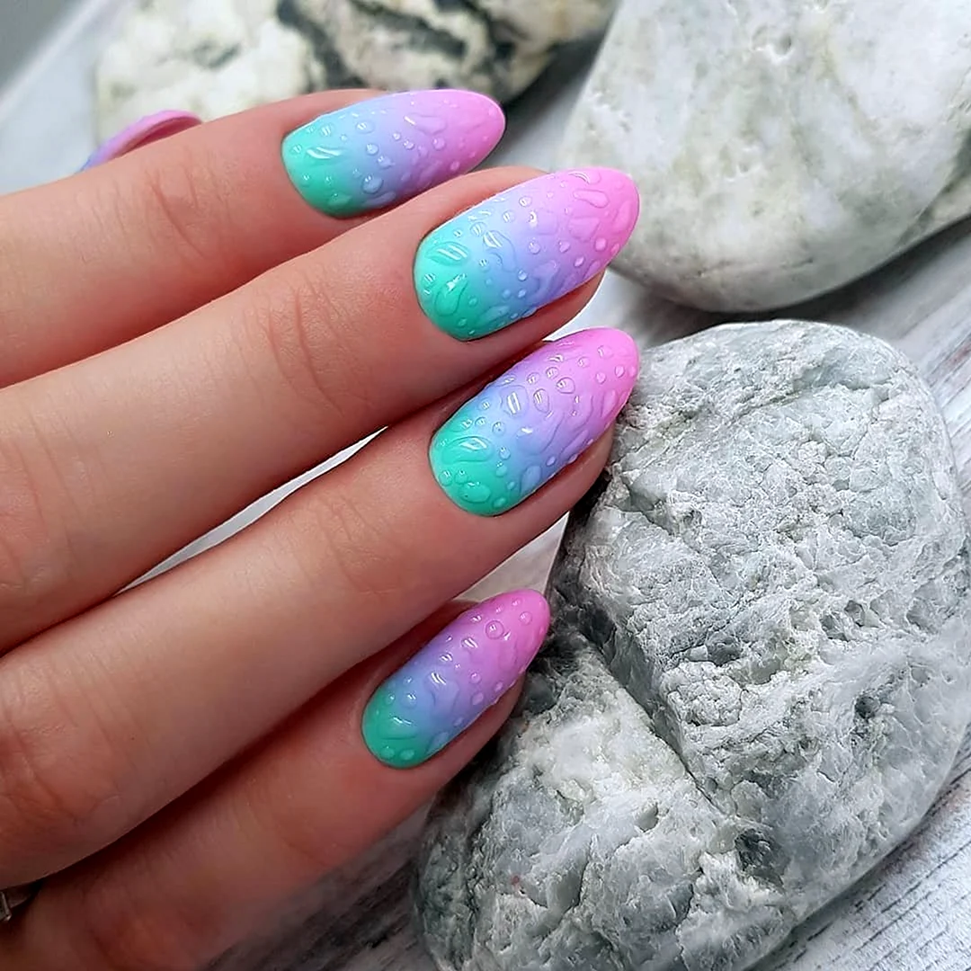 Маникюр мятный с розовым