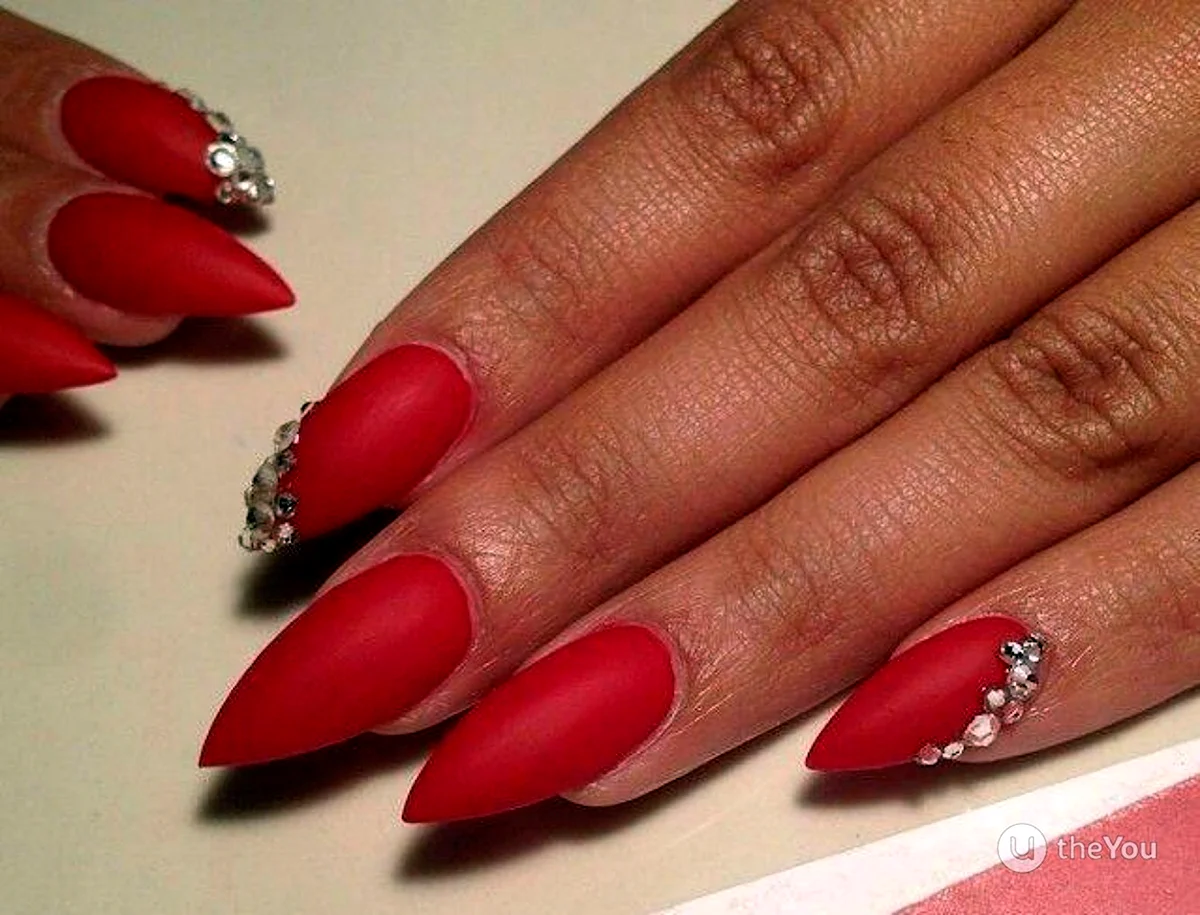 Френч красный матовый на острые ногти