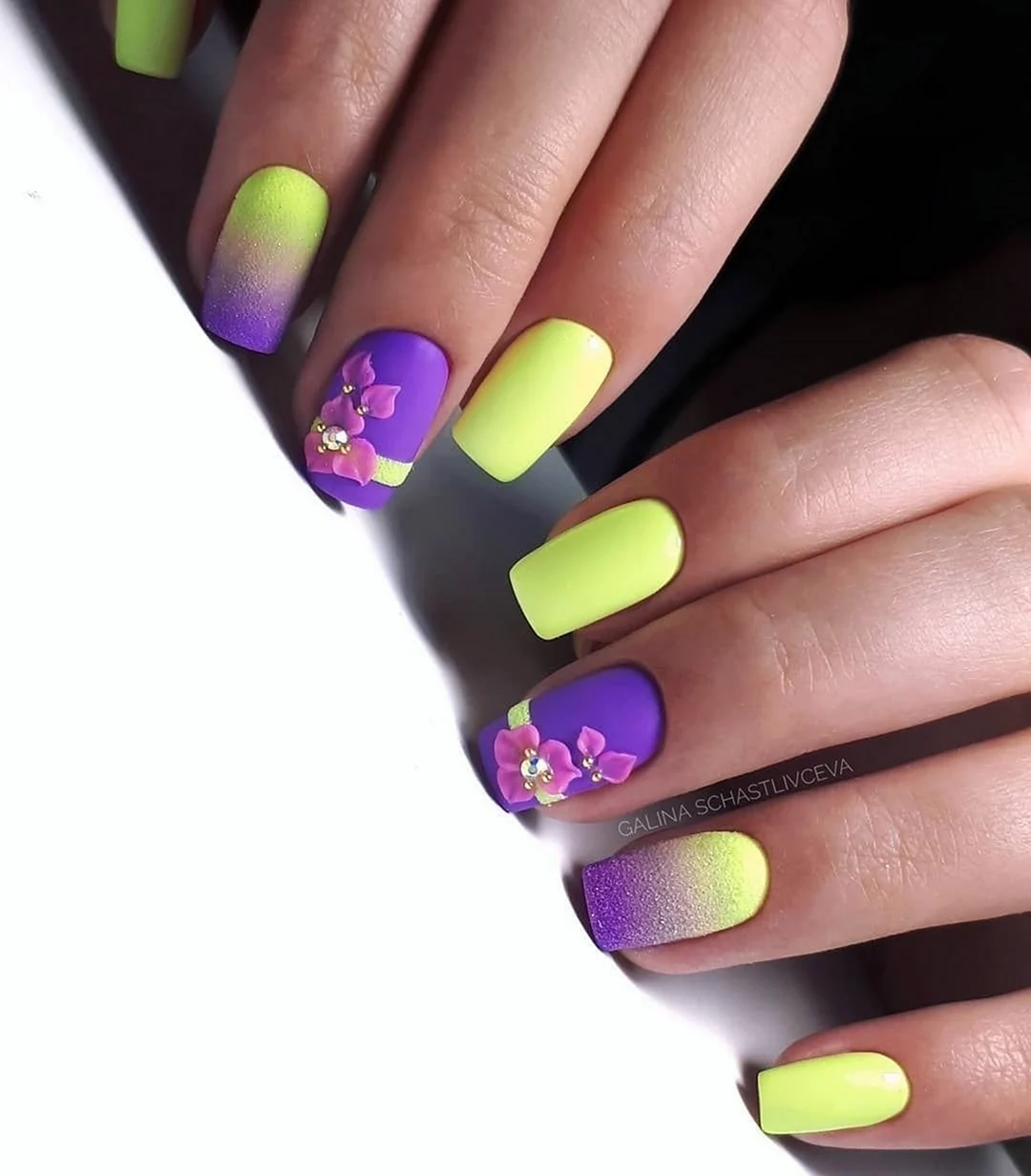 Маникюр жёлтый с фиолетовым