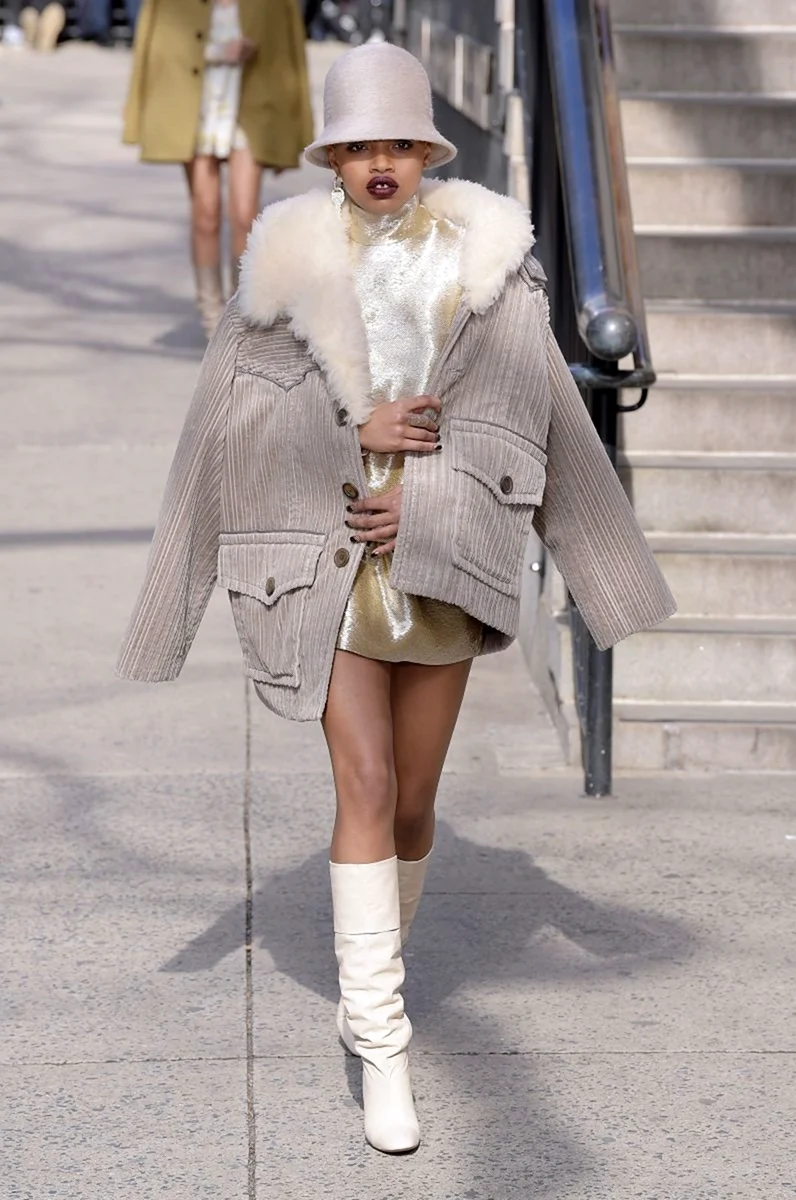 Луки с белыми сапогами