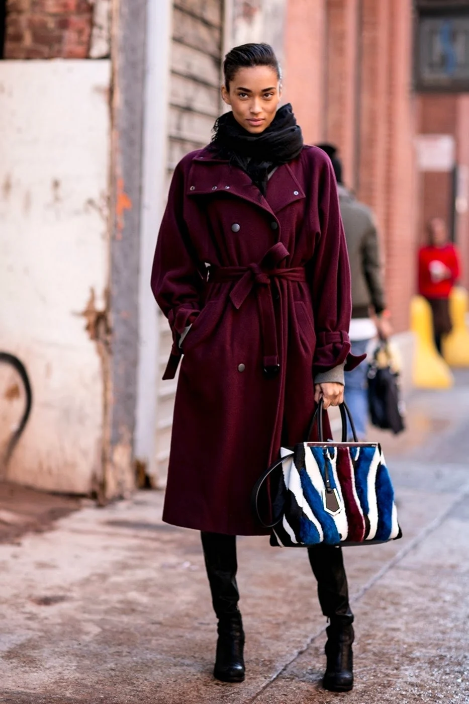 Бордовое пальто Street Style