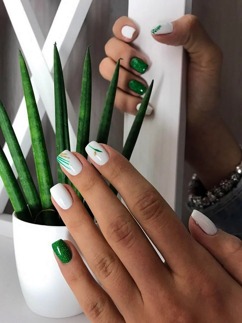 Маникюр зеленый с белым