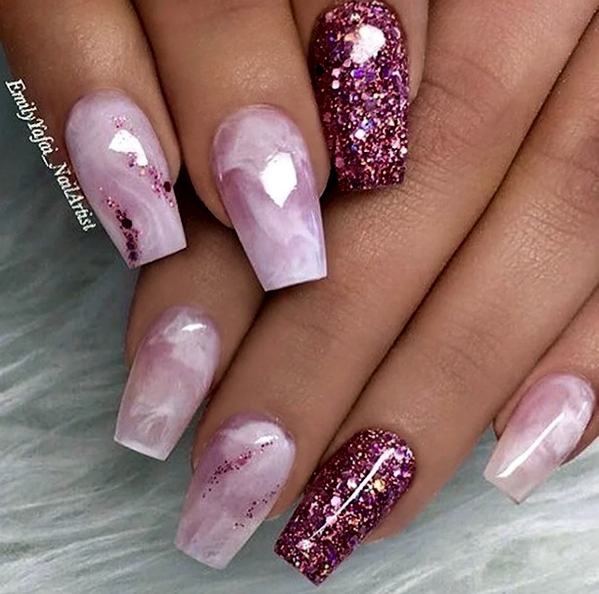 Красивый розовый маникюр с блестками