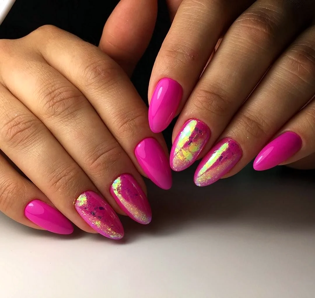 Маникюр фуксия миндаль 2021