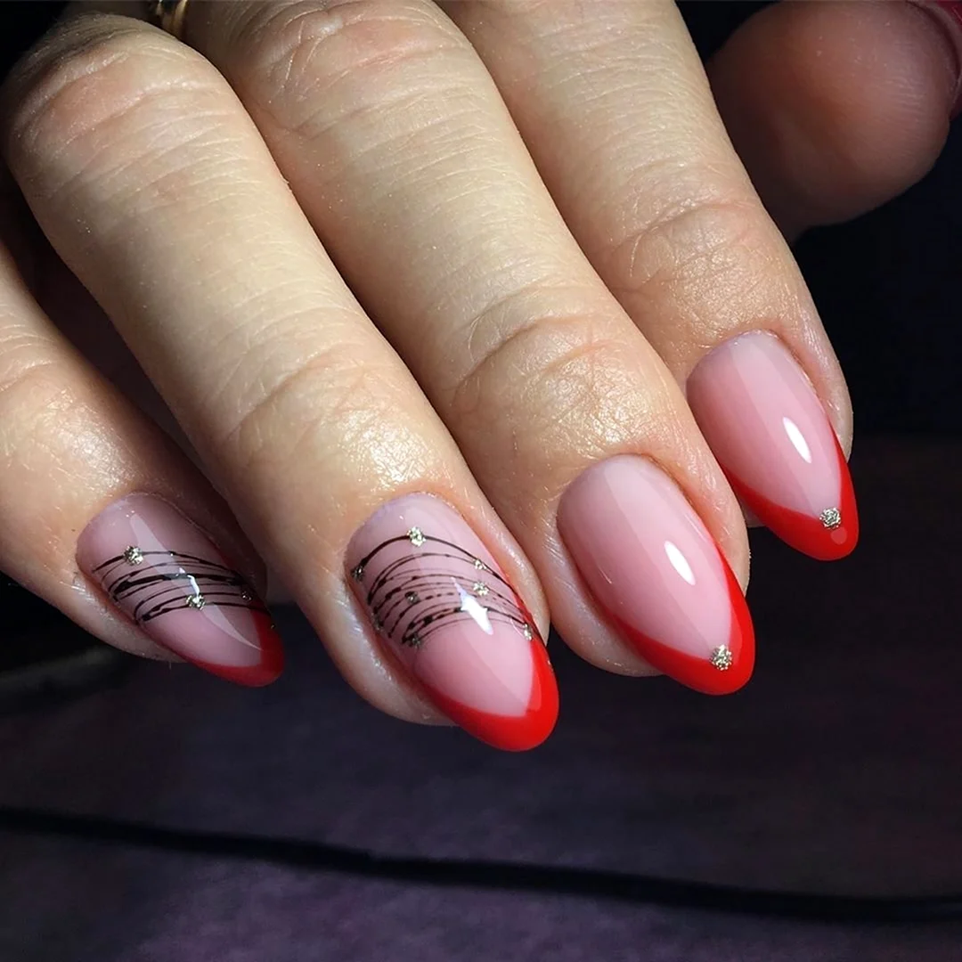 Красный маникюр с паутинкой