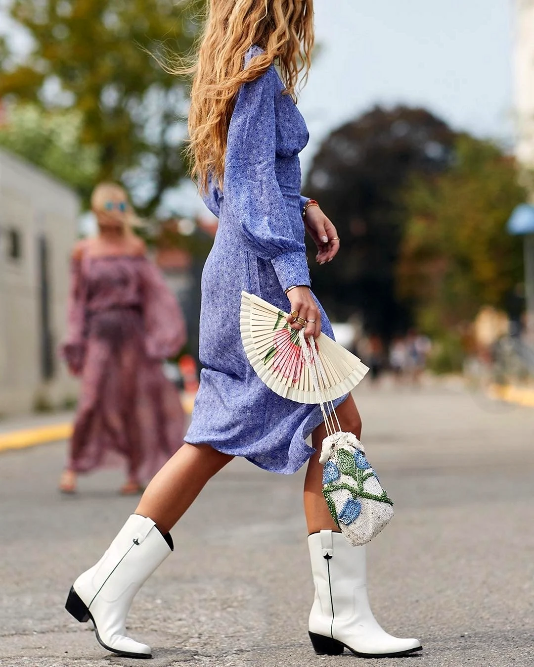 Платье с ковбойскими сапогами