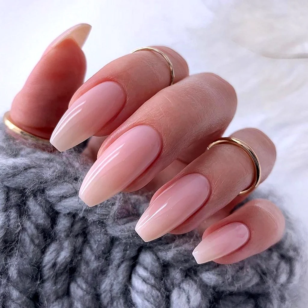 Нюдовый маникюр миндаль