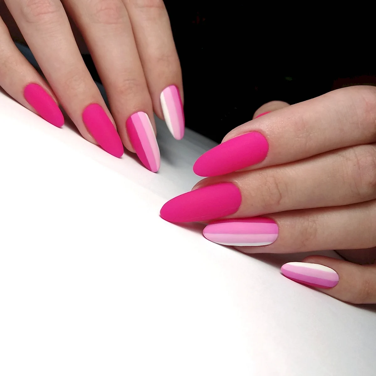 Маникюр фуксия миндаль 2021