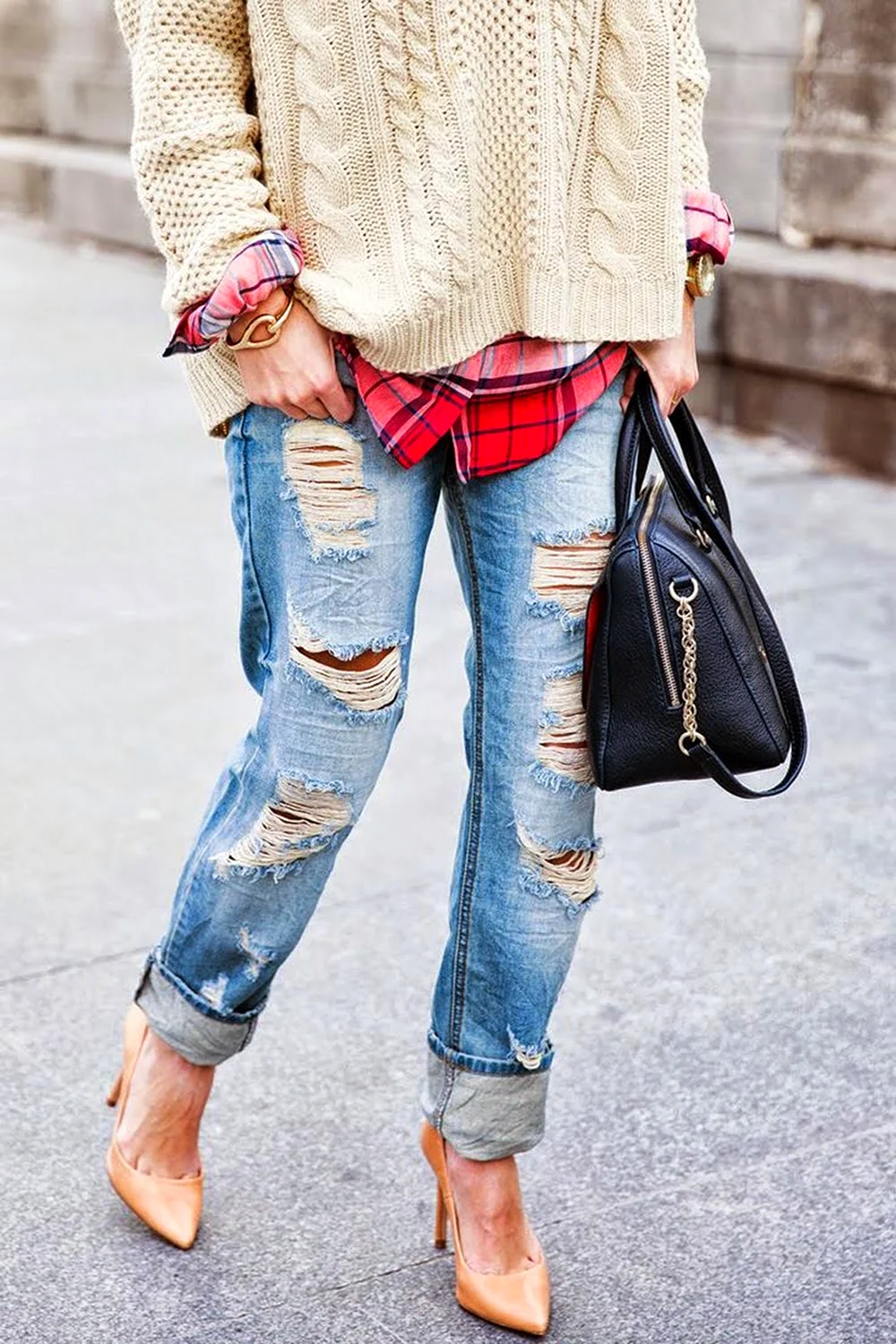 Джинсы и свитер женские