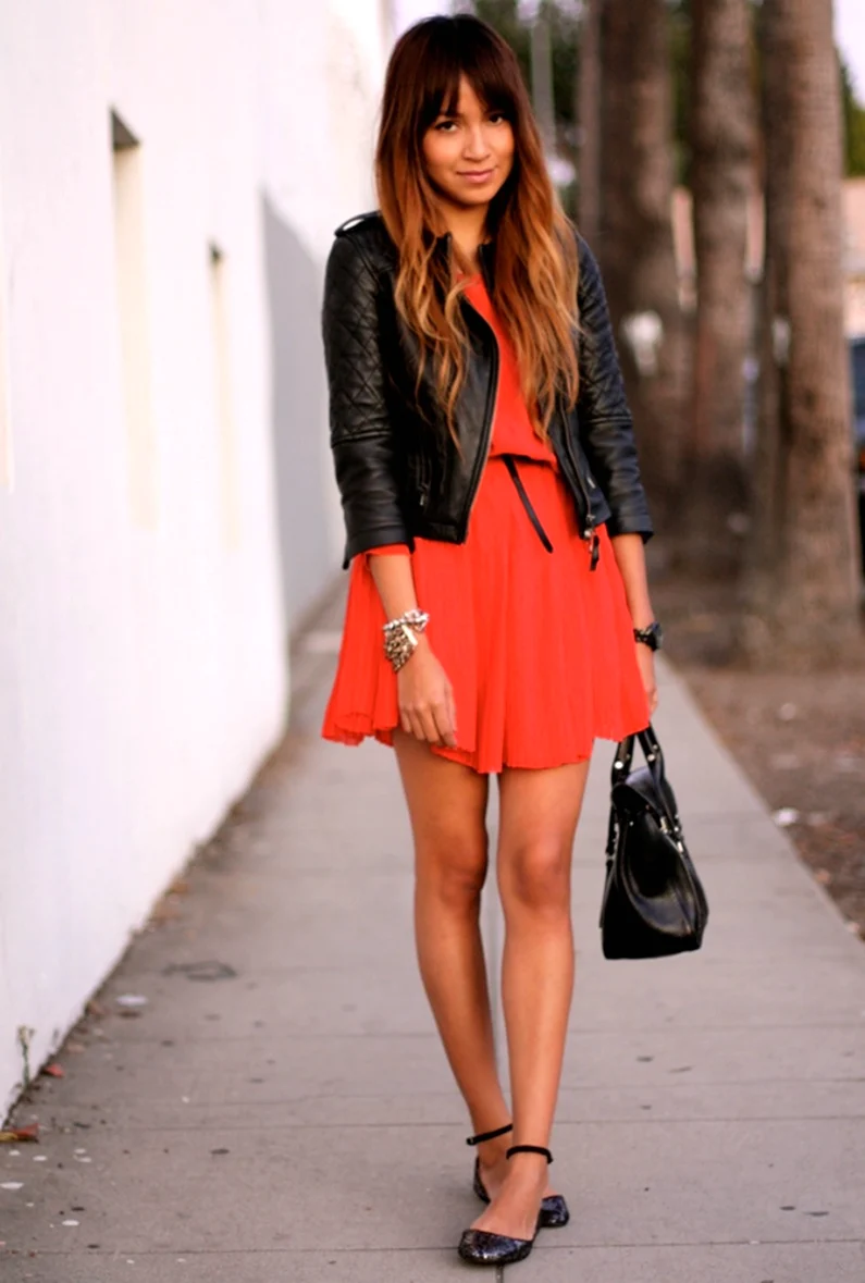 Красное платье с кожаной курткой